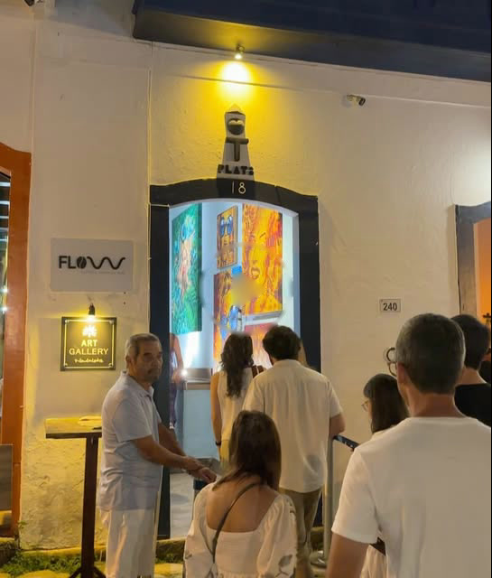 Entrada da galeria Platô 18 no Salão de Arte Anual de Paraty