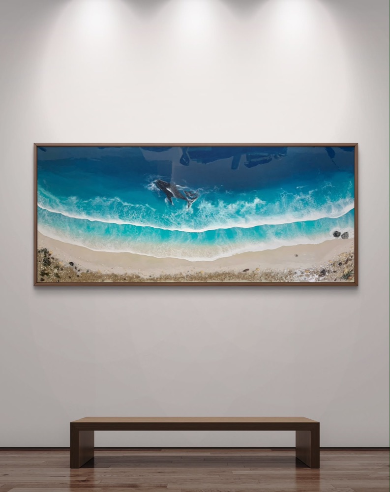 Obra de resina com baleia sobre o mar, emoldurada